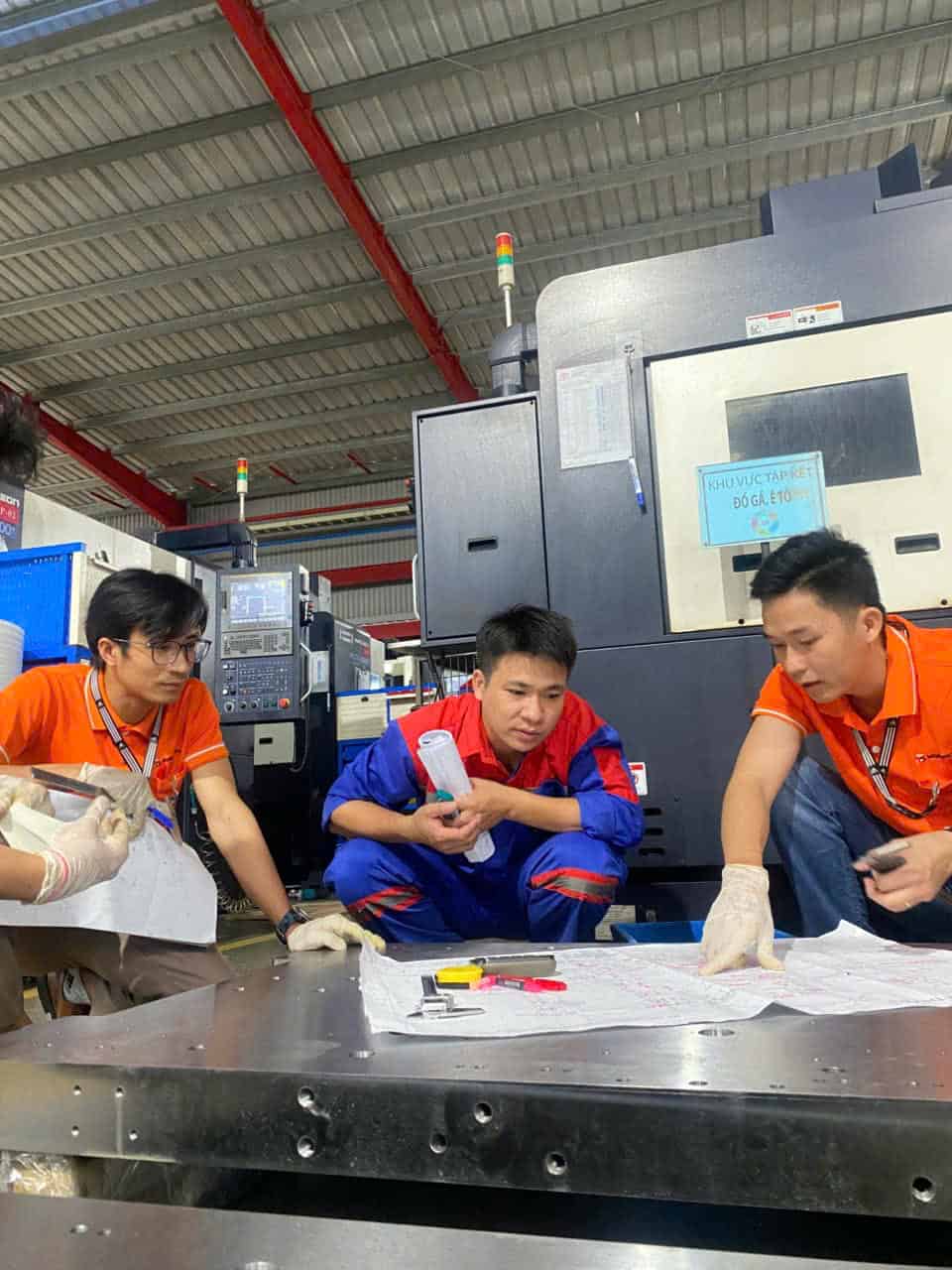 Nhân viên QC của Yoshimoto Việt Nam kiểm tra chi tiết gia công