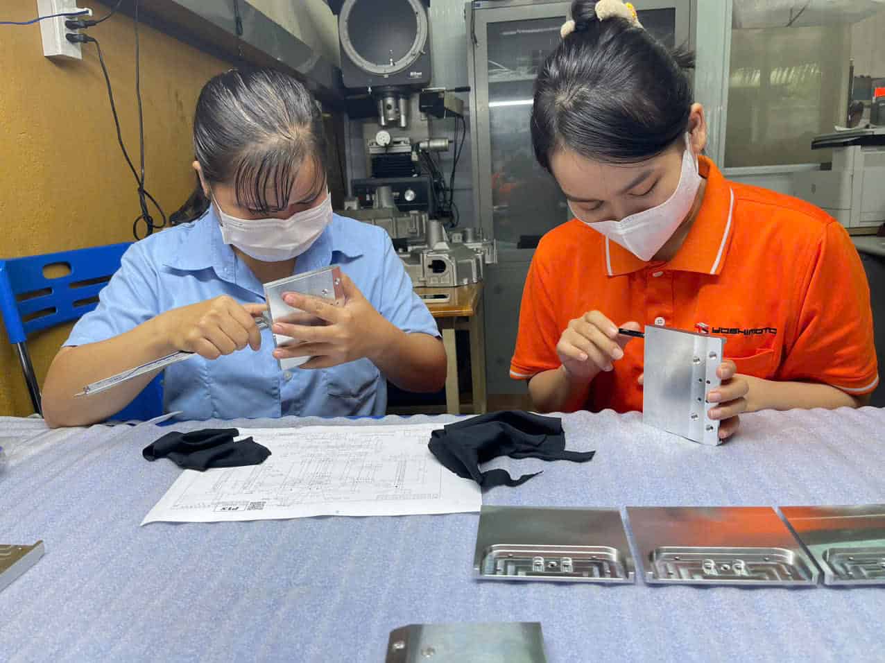 Nhân viên kiểm tra chi tiết gia công